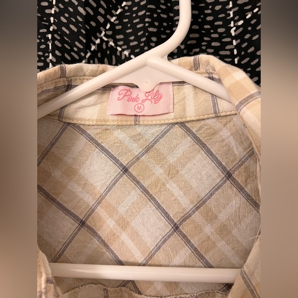 Pink Lily “Just Alike” Beige Plaid Button Up Blouse size Medium - Picture 7 of 7